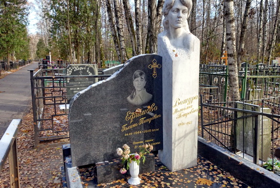 Оригинальный памятник из гранита и мрамора на двух покойных
